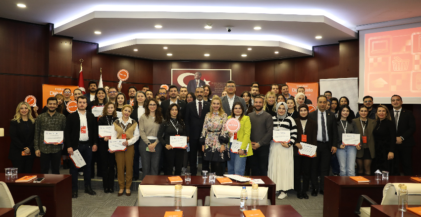 DİJİTAL USTA’LAR SAHAYA İNİYOR