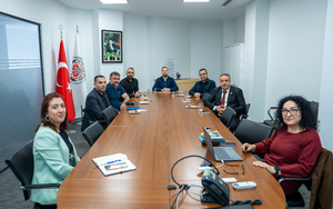 22 No.lu İnşaat Malzemecileri Meslek Komitesini,Gaziantep Hasan Kalyoncu Üniversitesi Mimarlık Bölümü Öğretim Üyesi Prof. Dr. Semiha Yılmazer ile Kalyon Garaj Prototipleme ve Girişimcilik Merkezi Sorumlusu Ahmet Kurt  ziyaret etti.